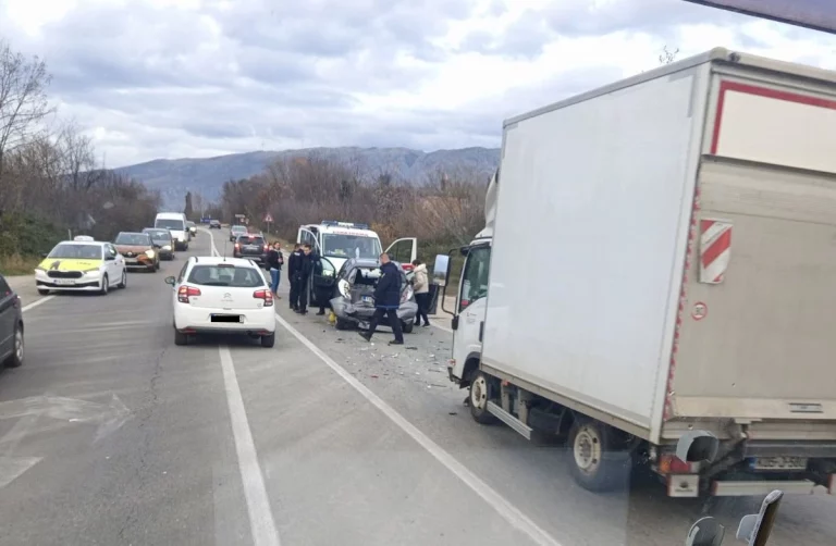 Ortiješ: Sudar kamiona i automobila, dvije osobe prevezene u bolnicu