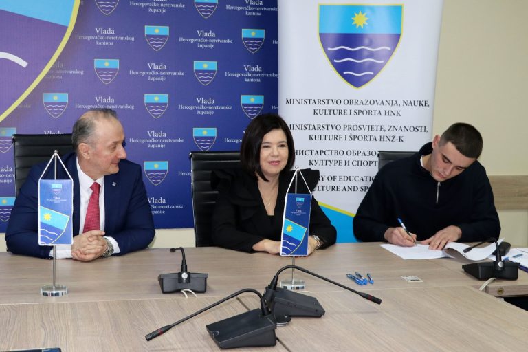 Ministar Velagić: Ove akademske godine veće stipendije studentima u HNK