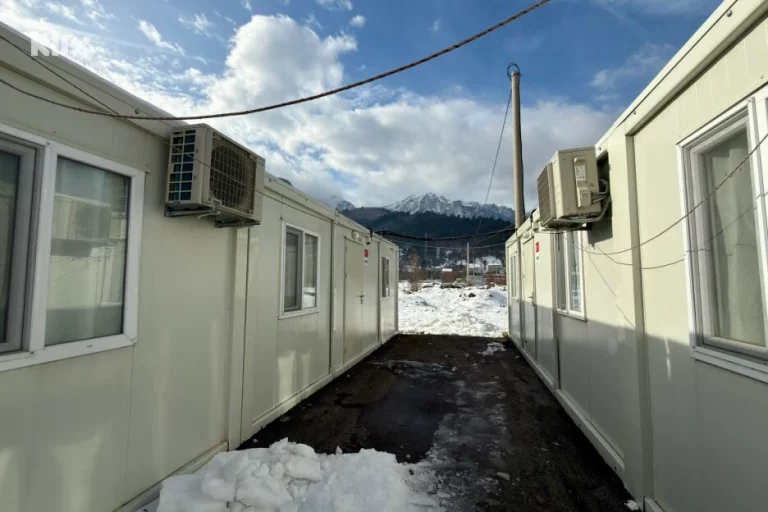 “Više ništa ne tražimo”: Drugu zimu porodice iz Jablanice provode u kontejnerima