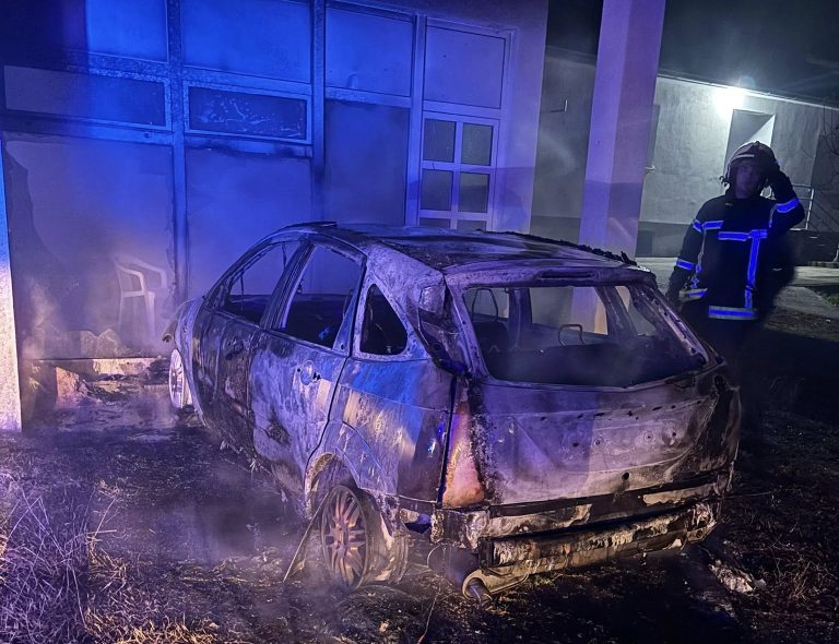 Mostar: Izgorio automobil ispred restorana u Bijelom Polju