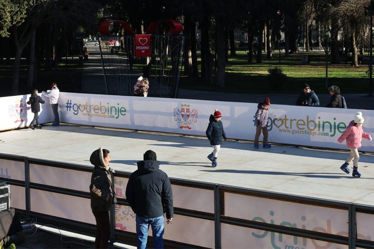 Trebinje: Otvoreno klizalište na platou Kulturnog centra