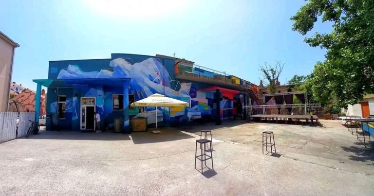 Ekipa RTV HB nije napadnuta: Brisači na vozilu podignuti zbog parkiranja na privatnom prostoru