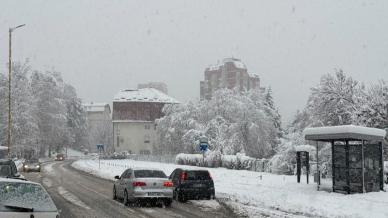 Stanje na putevima u BiH: Snijeg i kiša otežavaju saobraćaj