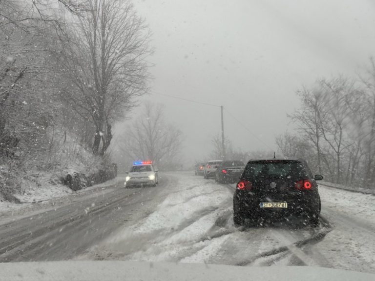 Bradina: Prometni haos zbog snijega, vozači oprez