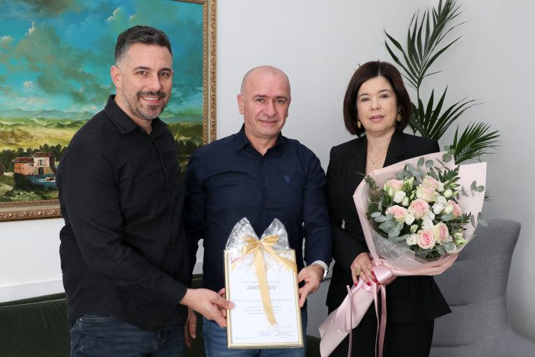 Premijerki Buhač uručena zahavalnica organizatora Lige mjesnih zajednica Grada Mostara