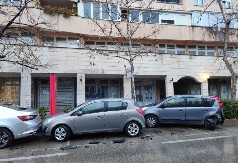 Nesreća u Mostaru: Oštećeni parkirani automobili