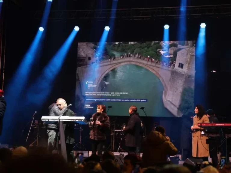 Saša Matić uveo Mostarce i brojne goste u Novu godinu