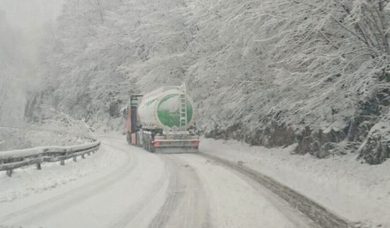 Vozači oprez! U većem dijelu zemlje saobraća se otežano i usporeno
