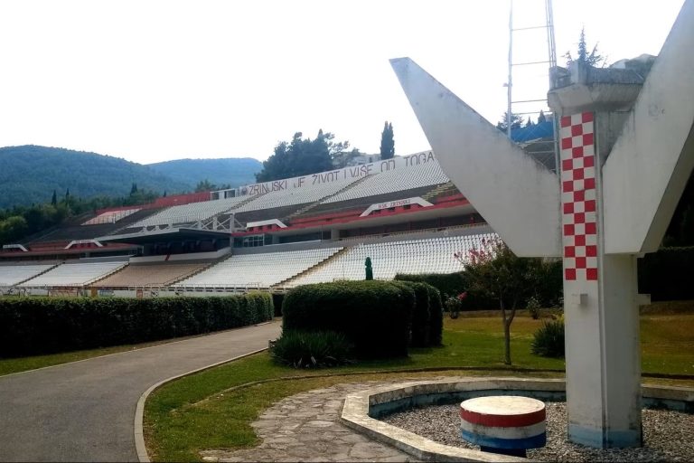 Oglasio se Zrinjski: Ne radi se o spomeniku, “instalacija” uklonjena zbog usklađivanja sa UEFA standardima