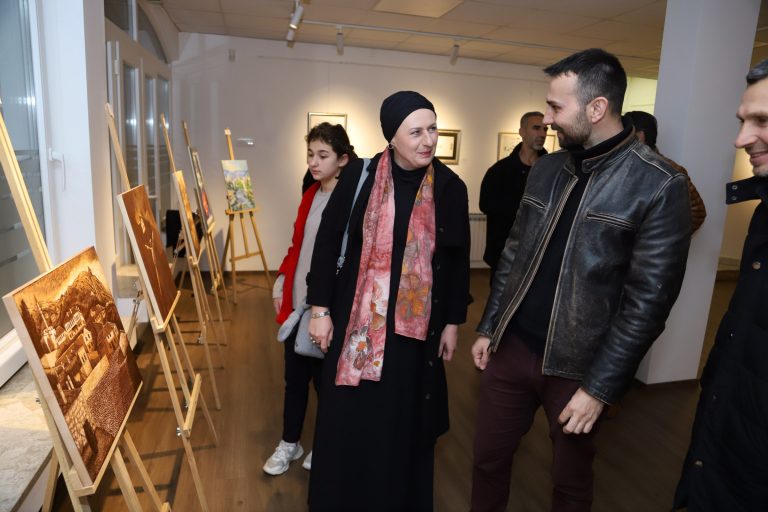 “Ramazan u Mostaru”: Otvorena izložba „Šapat Bosne“, autora Srebrena Sidrana i Ensara Lizde