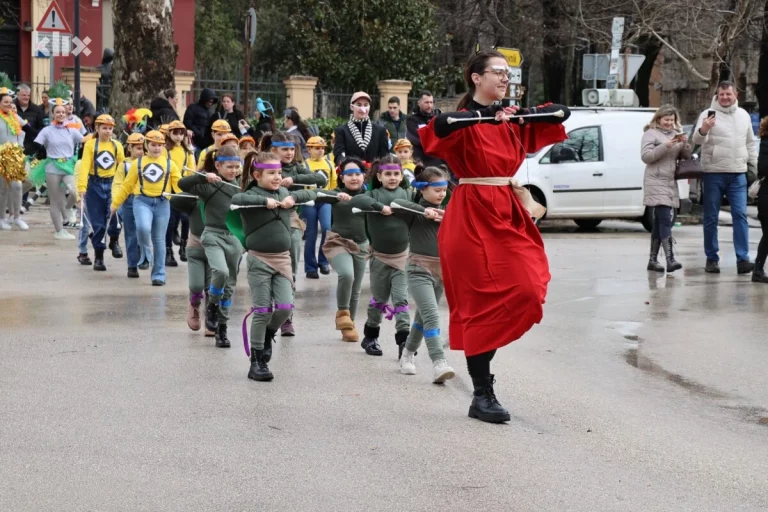 Mostar: Karnevalska povorka s junacima iz crtića prošetala ulicama