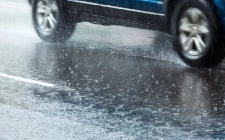 Stanje na putevima: Saobraća se po mokrim i klizavim cestama