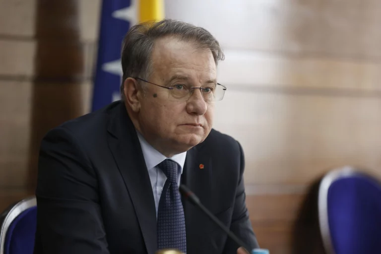 Nikšić: Fond solidarnosti dostavio rješenje o odobrenju liječenja 15-godišnjeg Darisa iz Mostara