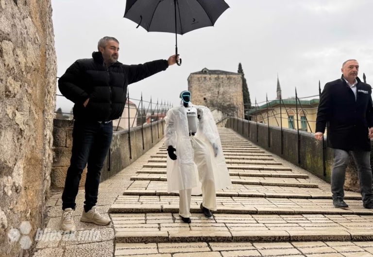 “Roby” na Starom mostu: Humanoidni robot prošetao Mostarom
