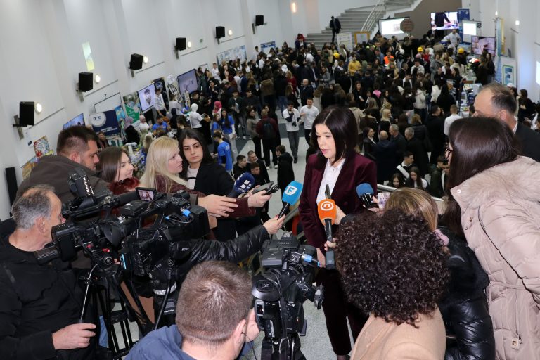 Mostar: Premijerka Buhač i ministar Velagić na Sajmu srednjih škola