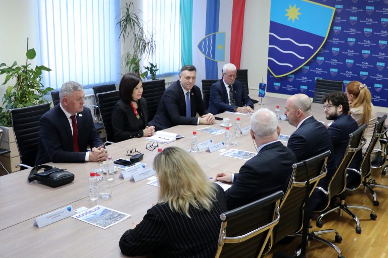 Mostar:  Premijeri četiri kantona sa otpravnikom poslova Ambasade SAD, Johnom Ginkelom