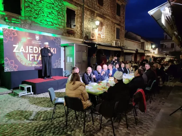“Ramazan u Mostaru”: Zajednički iftar na otvorenom u staroj gradskoj jezgri Mostara