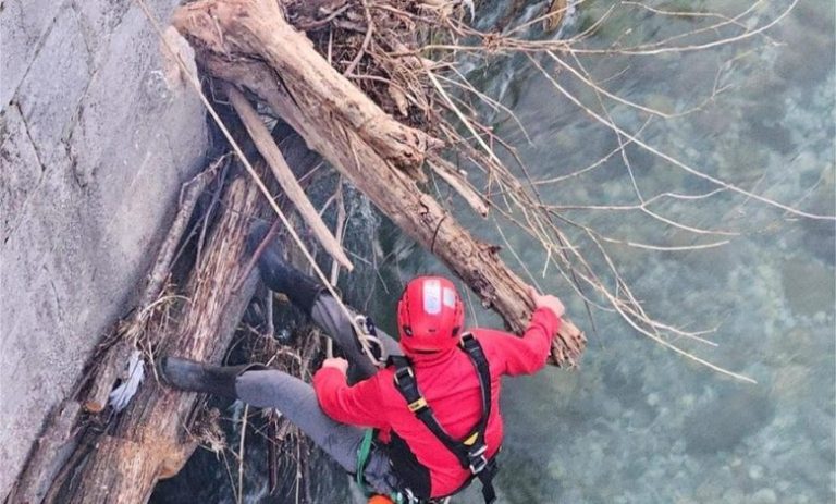 Konjic: Pripadnici GSS Prenj očistili nanose sa kula Stare ćuprije
