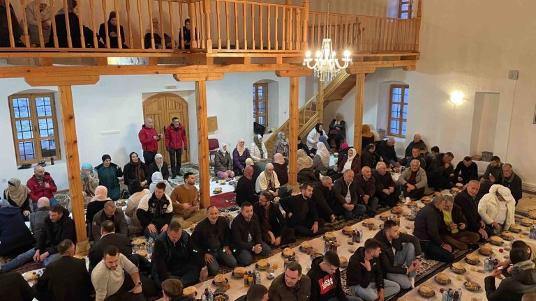 Nevesinje: Organizovan zajednički iftar u Sultan-Bajazidovoj džamiji