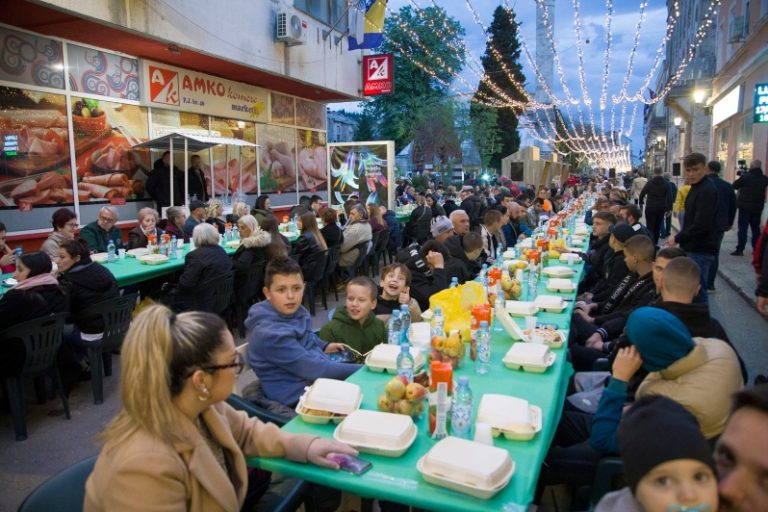 Večeras zajednički iftar na otvorenom u okviru manifestacije „Ramazan u Mostaru“