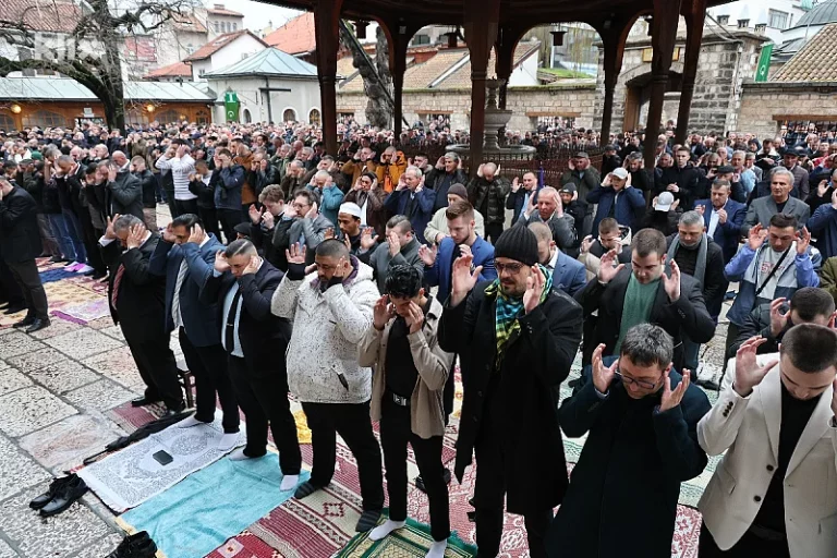 Muslimani širom svijeta danas obilježavaju Ramazanski bajram