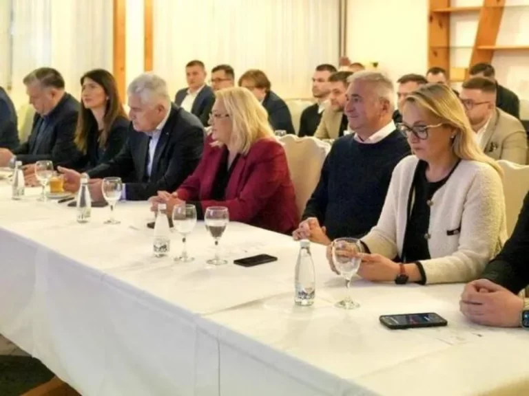 Skup na Kupresu: Vrh HDZ-a i Ivana Marić otvorili stranačku Zimsku školu