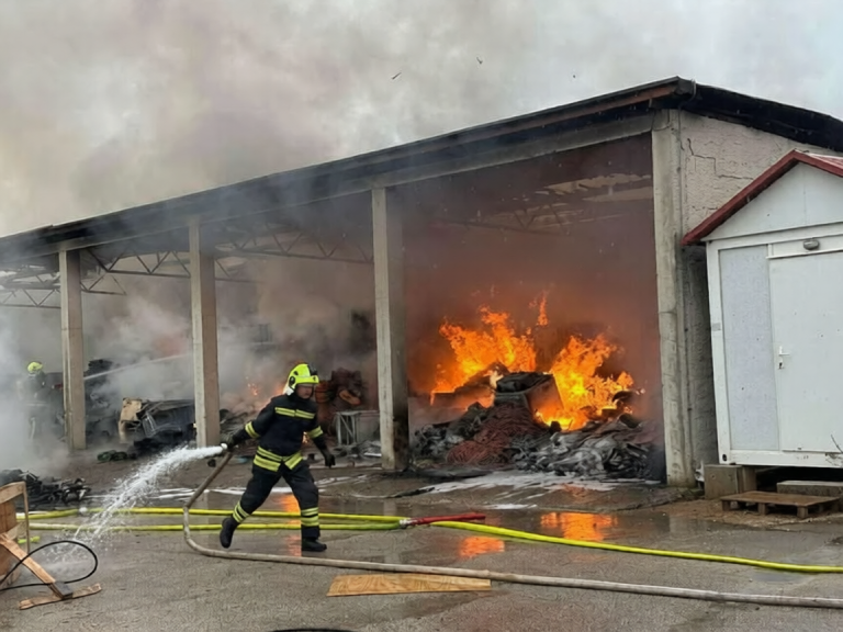 Široki Brijeg: Gori zajedničko skladište dvije firme u vlasništvu Vlade Federacije