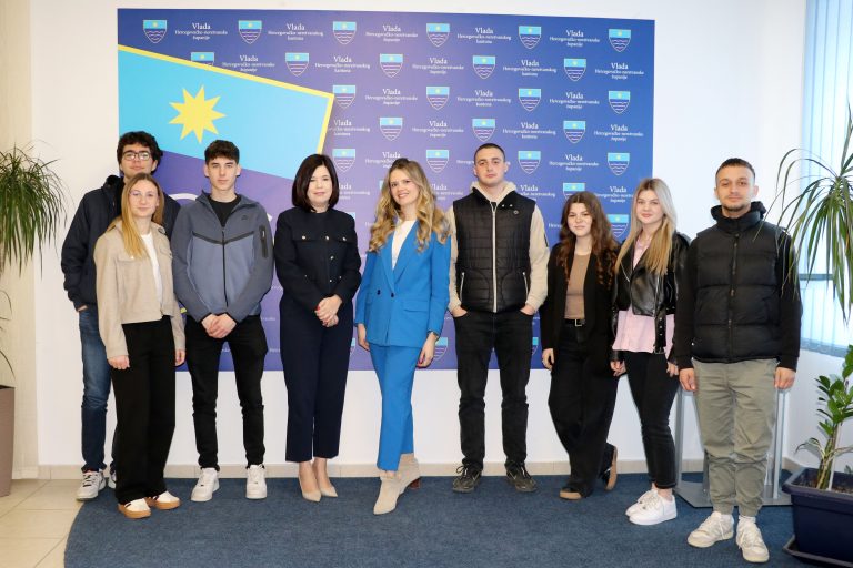 Premijerka Buhač s maturantima: Neophodno snižavanje studentskih školarina