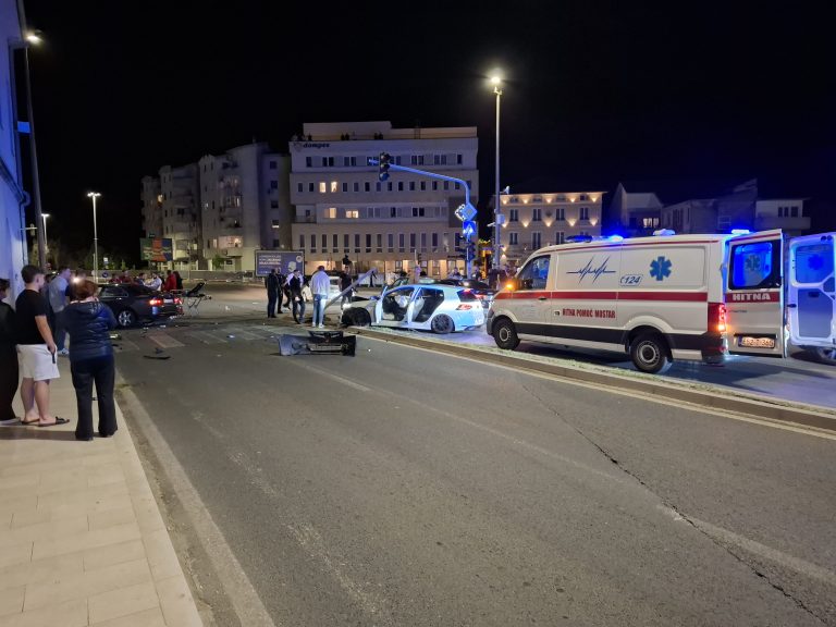 Mostar: Teška saobraćajna nesreća na Bulevaru, više ozlijeđenih osoba