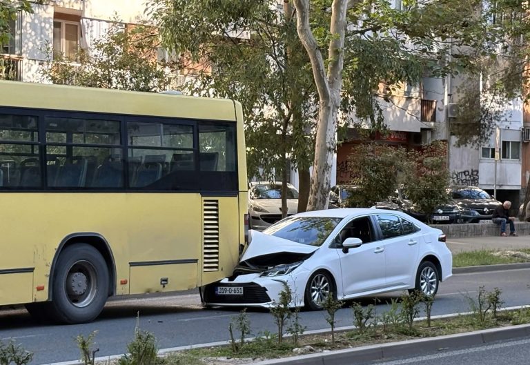 Nesreća na Aveniji: Automobilom podletio pod autobus