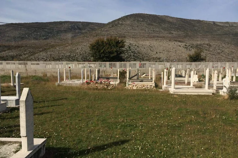 Upozorenje Islamske zajednice: “Grad Mostar u tajnosti oduzima dio mezarja i daje ga Elektroprivredi HZ HB”