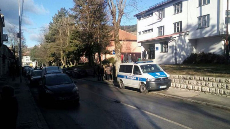 Gacko: Uhapšen muškarac koji je pod vozilo podmetnuo ručnu bombu