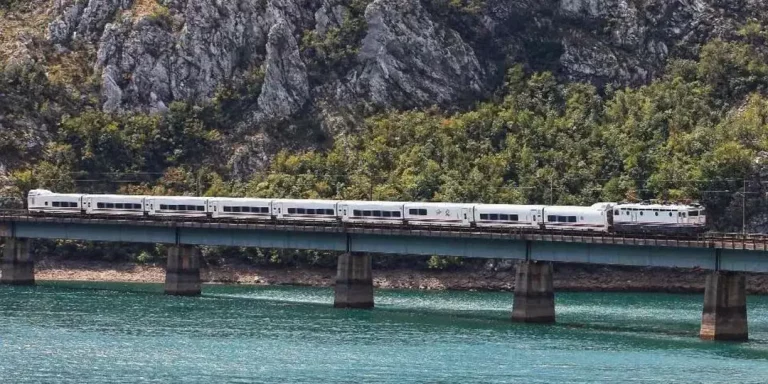 Zbog povećanog broja putnika i gužvi, uvode se dodatni vozovi na relaciji Sarajevo–Mostar