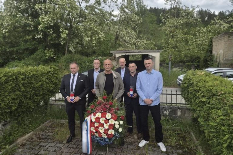 Konjic: Penava i Vlajčić odali počast hrvatskim žrtvama u Trusini