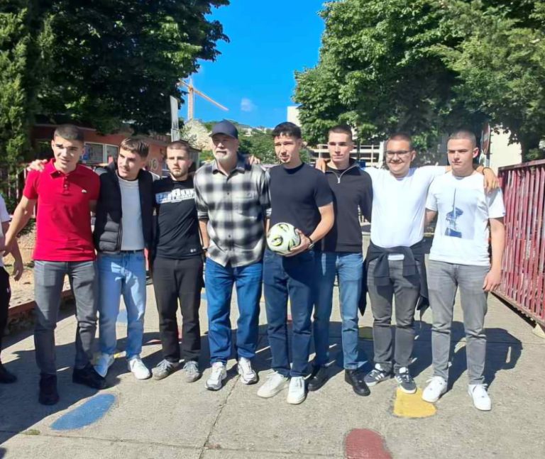 Barbarez iznenadio mostarske školarce, oduševljenje u dvorištu