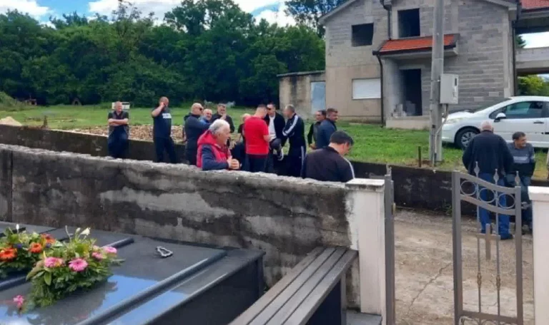Mještani uz franjevce: Don Krešić i Željana Zovko vraćeni s groblja u Dobriču