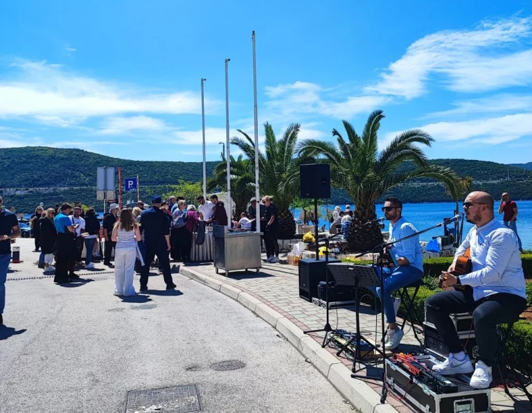 Neum krcat za Prvi maj: Dijelile se srdele uz muziku i mažoretkinje