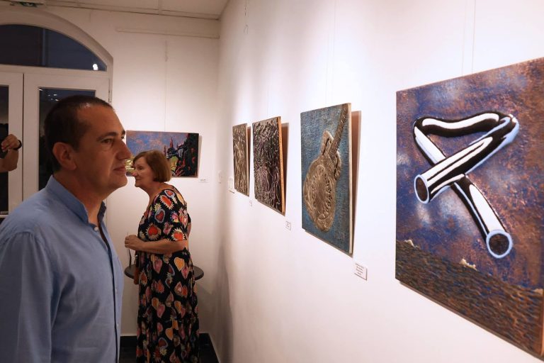 “Trag u bakru”: Edin Dino Pandur prvu samostalnu izložbu posvetio preminulom ocu