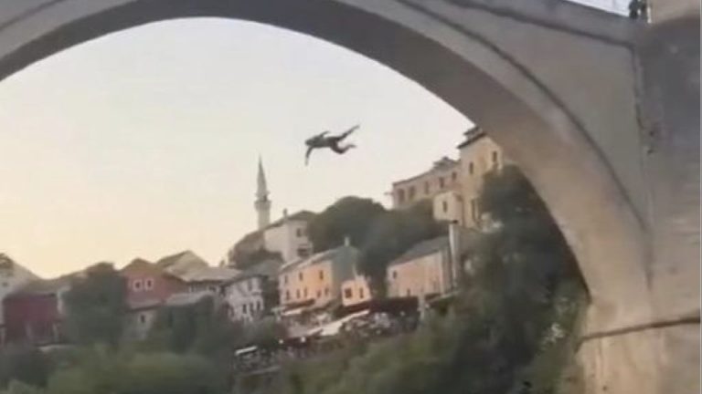 Dramatične scene: Nakon skoka sa Starog mosta skakač spašen u posljednji tren (video)
