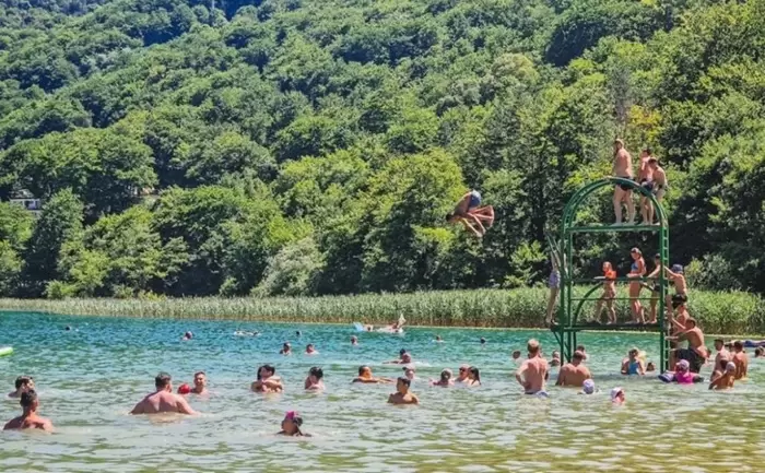 Boračko jezero kao oaza za odmor: Prepune plaže domaćih i stranih kupača