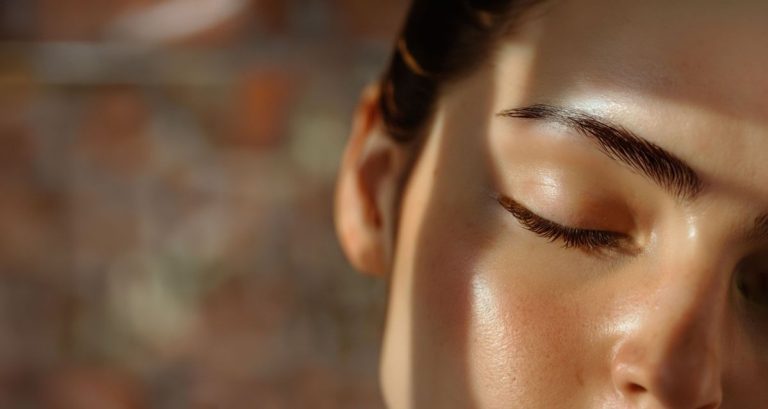 Vodič kroz ljetni “no-makeup” look: Proizvodi koji uspješno mijenjanju puder na +30°C