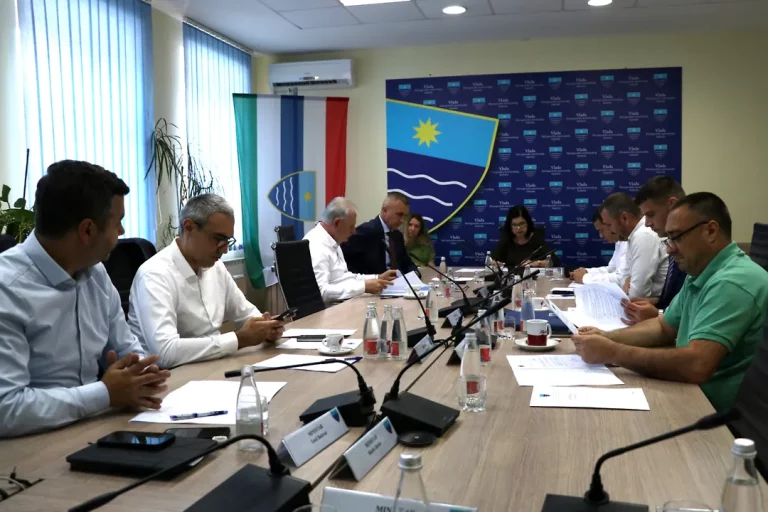 Vlada HNK: 300.000 KM pomoći Gradu Mostaru nakon požara na deponiji Uborak