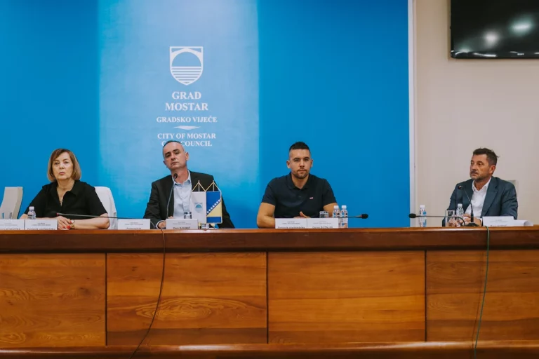 Na vanrednoj sjednici Gradskog vijeća Mostara oštre rasprave o Uborku: Kordić traži podršku Planu prilagodbe, Drežnjak poručio – “Nove plohe neće biti”