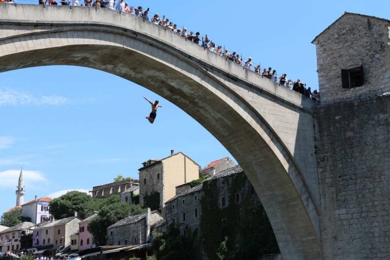 Mostar: Skok bez aplauza sa Starog mosta u znak sjećanja na žrtve genocida u Srebrenici