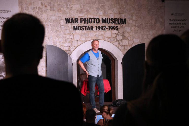 Emir Hadžihafizbegović oduševio Mostarce: Monodrama “Sve je do nas” ispraćena ovacijama na platou Hamama