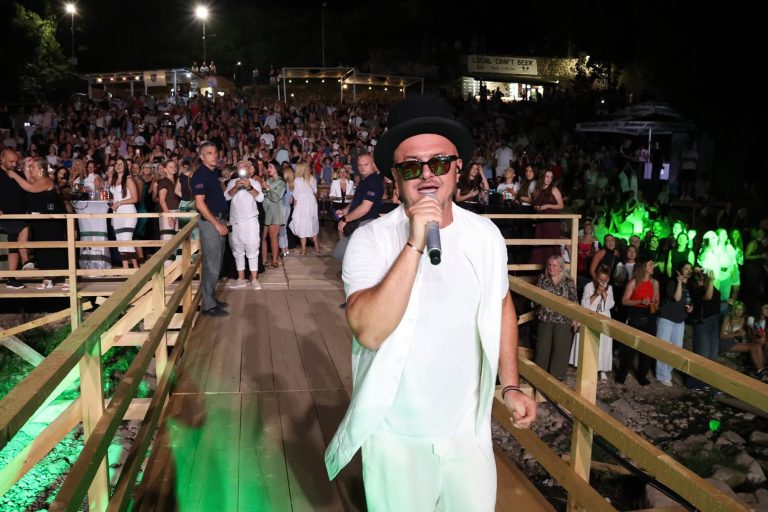 Tropico Band oduševio Mostar: Hiljade posjetilaca uživale u spektaklu ispod Starog mosta
