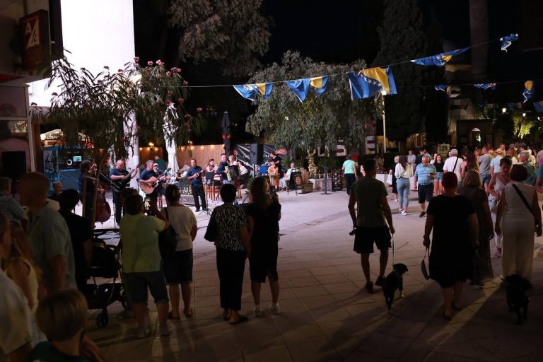 Počiteljski tamburaši oduševili publiku na “Mostarskom ljetu”: Večer ispunjena sevdahom, starogradskim melodijama i tamburaškom muzikom