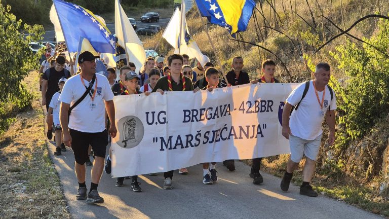 Sjećanje na golgotu Bošnjaka Dubravske visoravni: Više od 300 učesnika na Sedmom maršu sjećanja “Prođite i doživite”