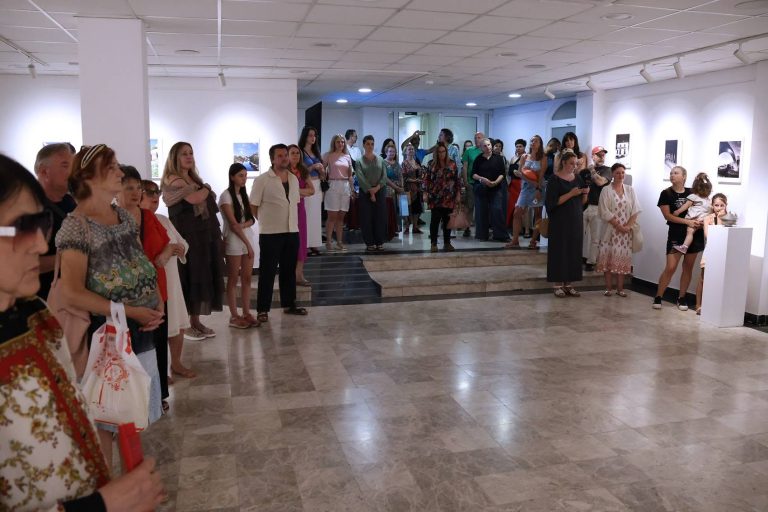 Izložba “Naša Hercegovina” otvorena u Centru za kulturu Mostar: Amir Voloder kroz fotografije donio priču o rodnom kraju