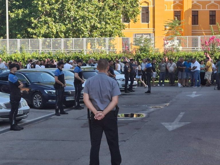 Mostar: Mirni protest podrške otpuštenim radnicima JP Komunalno ispred mostarske Vijećnice